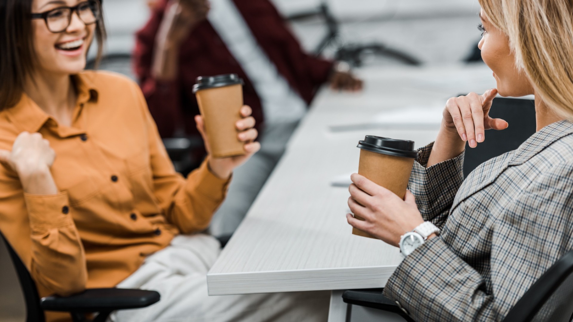 Bijna helft Nederlandse medewerkers alleen voor koffie naar kantoor