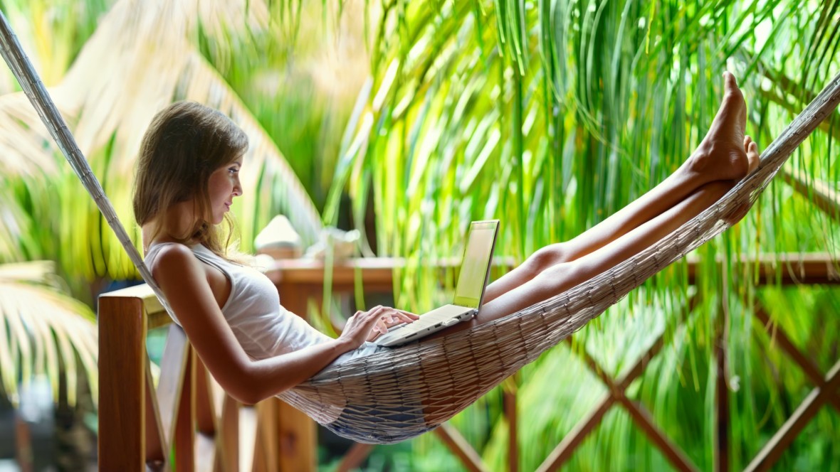Zeventien procent werkenden voelt zich verplicht bereikbaar te zijn op vakantie