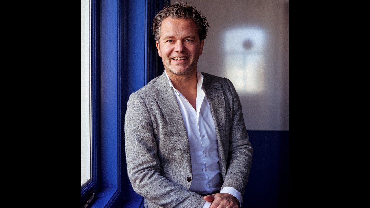 'Klanten denken niet in kanalen. Stop er dus zelf ook mee.'